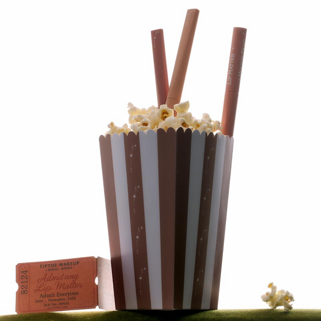 TIP TOE Mustang Lip Matter de la marque Tip Toe, stick lèvres nude brun, présenté sur un décor blanc avec éclats dorés.