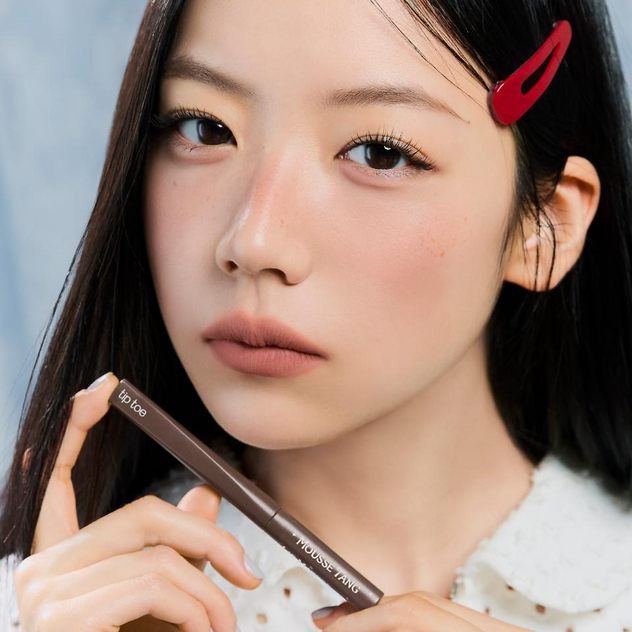 TIP TOE Mustang Lip Matter : la marque sur un tube, maquillage lèvres sur modèle au style urbain, gros plan visage