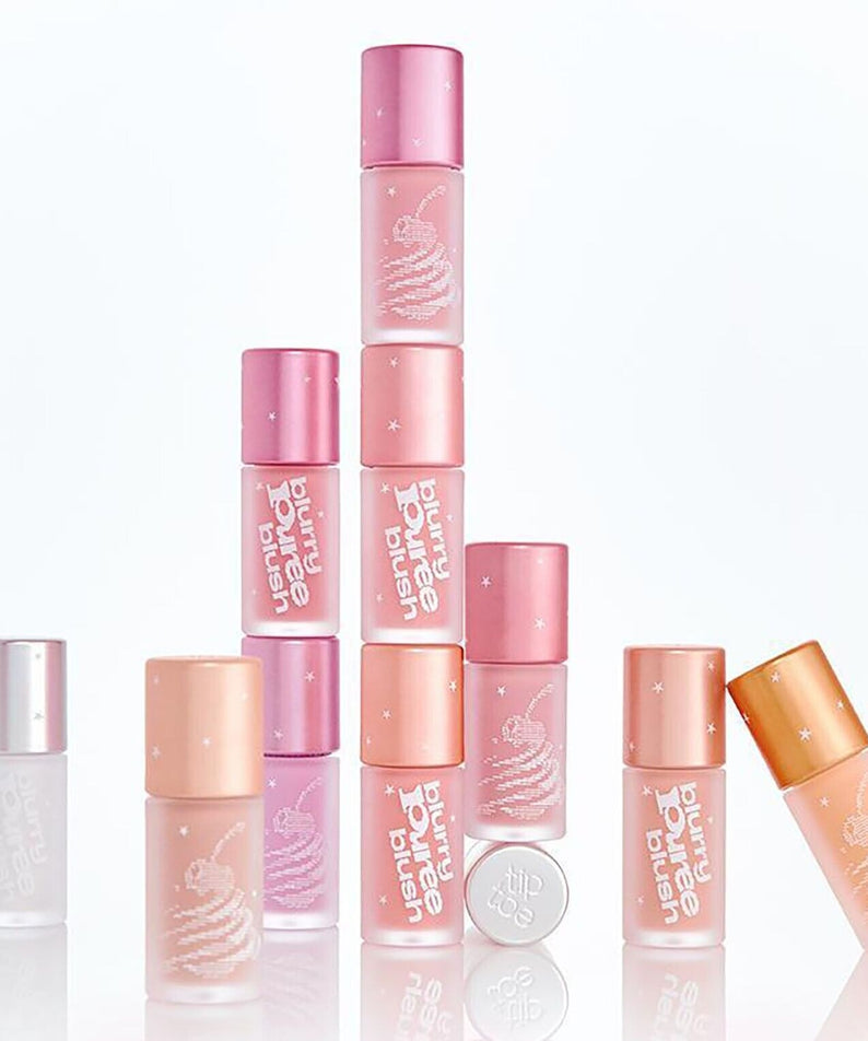 Collection de blushers TIP TOE Blurry Puree Blusher en divers tons, packaging élégant.
