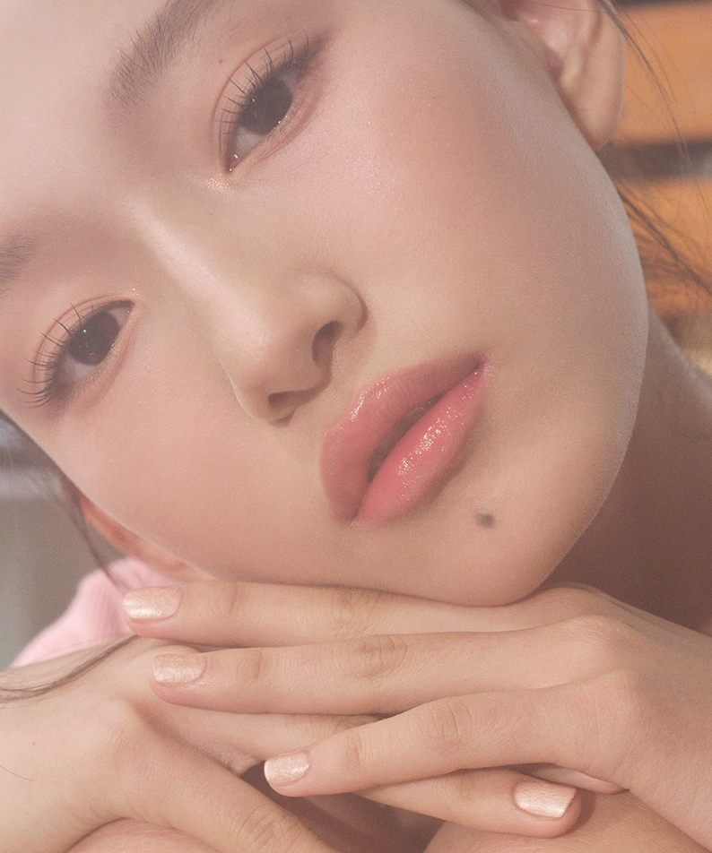 TIP TOE Matte Glitter Nail Polish sur ongles parfaits d'une jeune femme élégante, démontrant une manucure moderne et sophistiquée.