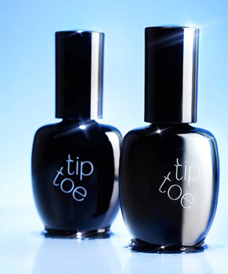 Deux bouteilles de TIP TOE Sheer Topcoat Nail Polish sur fond bleu.
