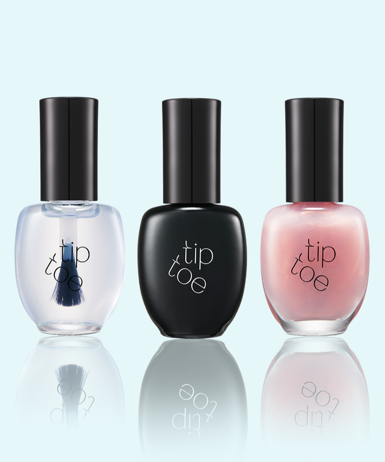 Vernis à ongles TIP TOE Sheer Topcoat avec flacons élégants, parfait pour une finition éclatante et brillante.