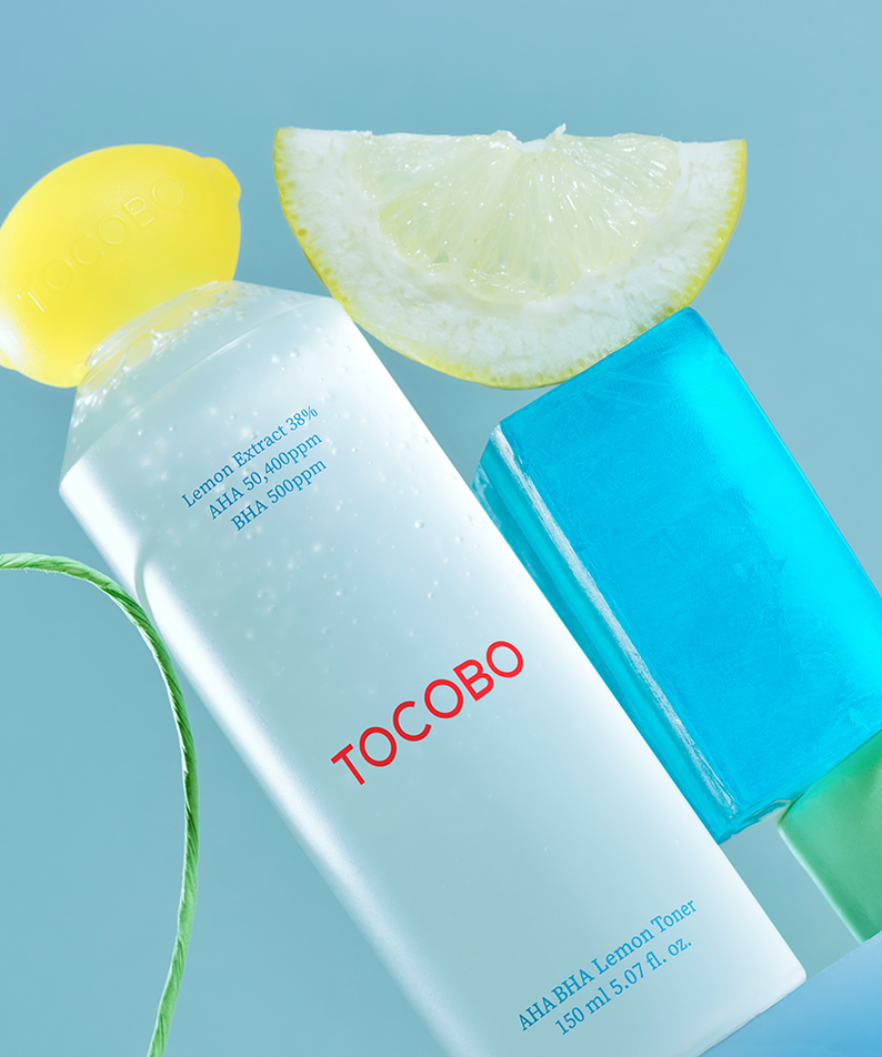 TOCOBO AHA BHA Lemon Toner avec extrait de citron, visuel vibrant et frais, soin de la peau, bouteille de toner et tranche de citron