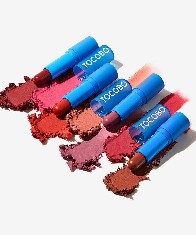 TOCOBO Powder Cream Lip Balm de la marque TOCOBO, baumes bleus sur fond blanc avec poudre rouge et rose.