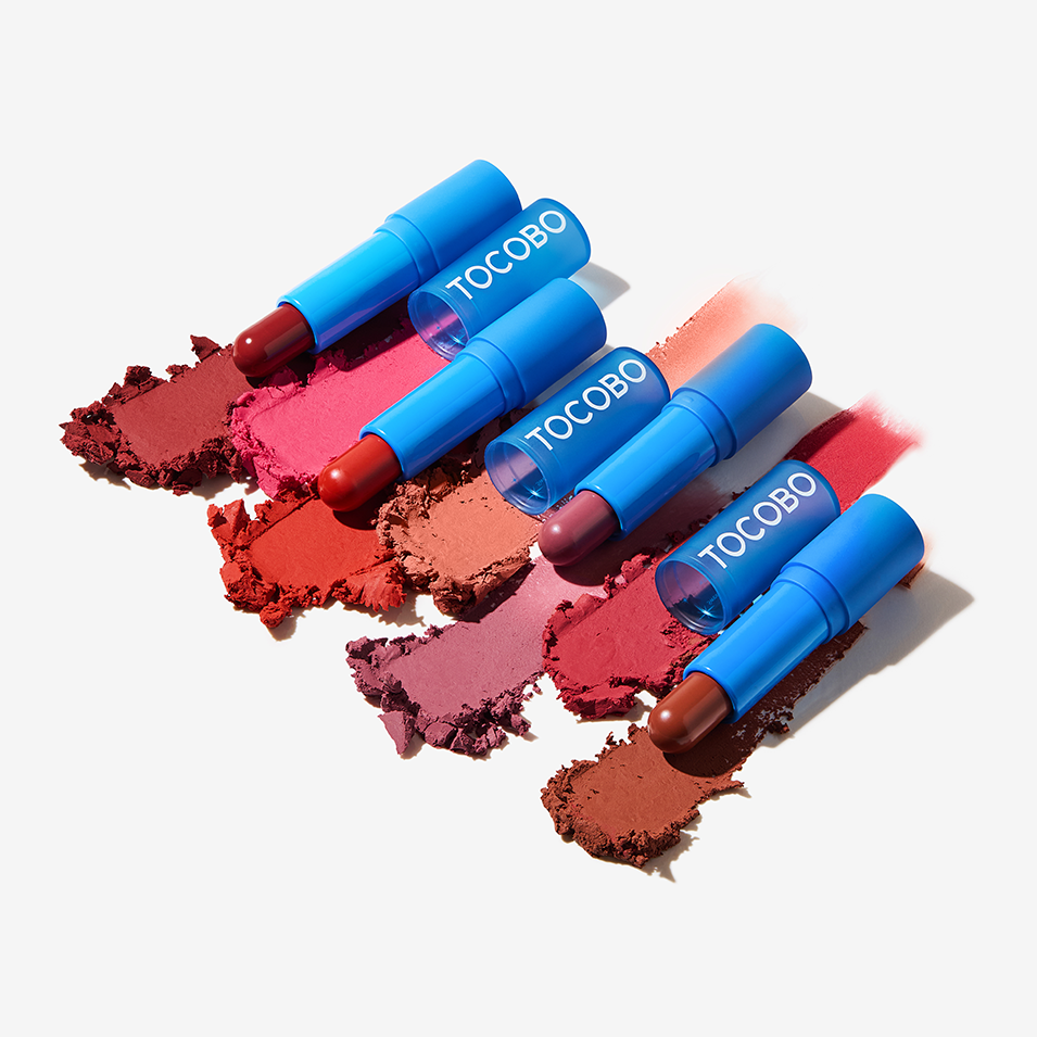 TOCOBO Powder Cream Lip Balm de la marque TOCOBO, baumes bleus sur fond blanc avec poudre rouge et rose.