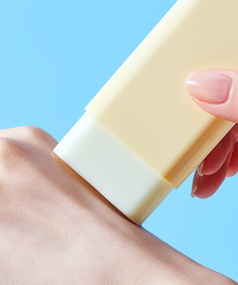 Application du TOCOBO Vita Waterproof Sun Stick sur la peau, protection solaire efficace et facile à utiliser. Parfait pour l'été.