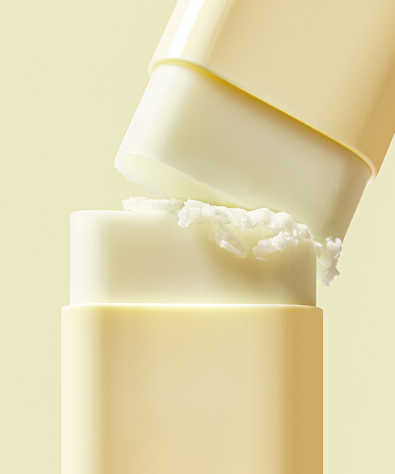 TOCOBO Vita Waterproof Sun Stick en gros plan, texture luxueuse et protectrice pour une peau saine et protégée du soleil.