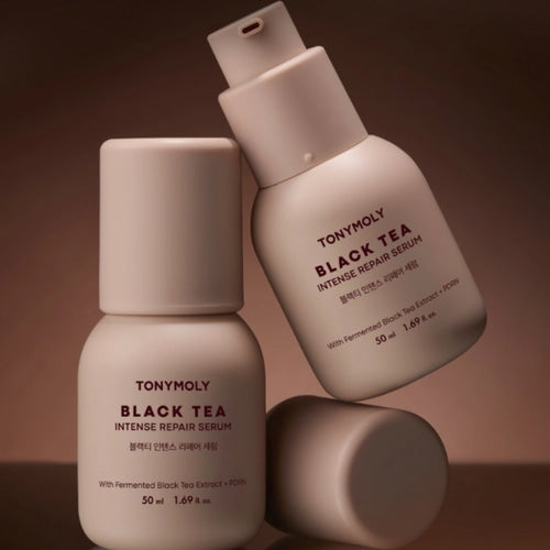 TONY MOLY Black Tea Intense Repair Serum 50ml, flacon et flacon-pompe sur fond brun, vue produit en studio