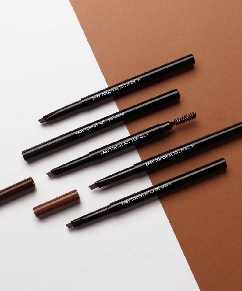 Décris l'image en français : TONY MOLY Easy Touch Auto Eyebrow, crayons et brosses sourcils sur fond beige et blanc.