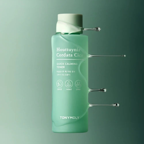 TONY MOLY Eoseongcho Cica Quick Calming Toner, bouteille verte apaisante sur fond vert, style photo produit