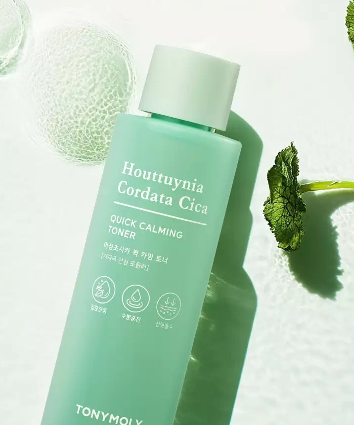TONY MOLY Eoseongcho Cica Quick Calming Toner, bouteille verte, feuilles de cica et bulles sur fond blanc, style cosmétique