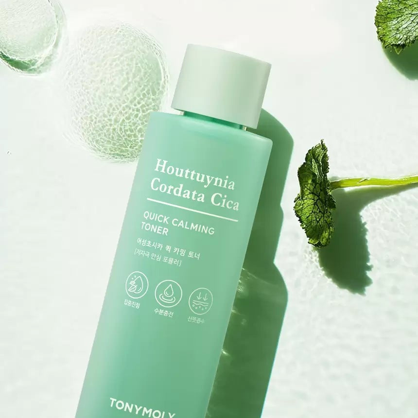 TONY MOLY Eoseongcho Cica Quick Calming Toner, bouteille verte, feuilles de cica et bulles sur fond blanc, style cosmétique
