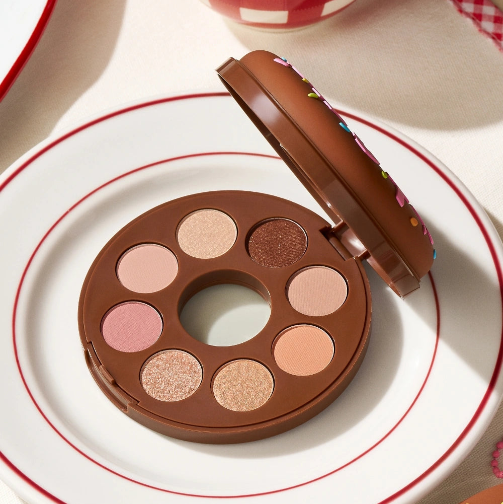 TONY MOLY Eyetone Donut Eyeshadow Palette : palette d’ombres à maquiller marron, beiges et paillettes, sur assiette.