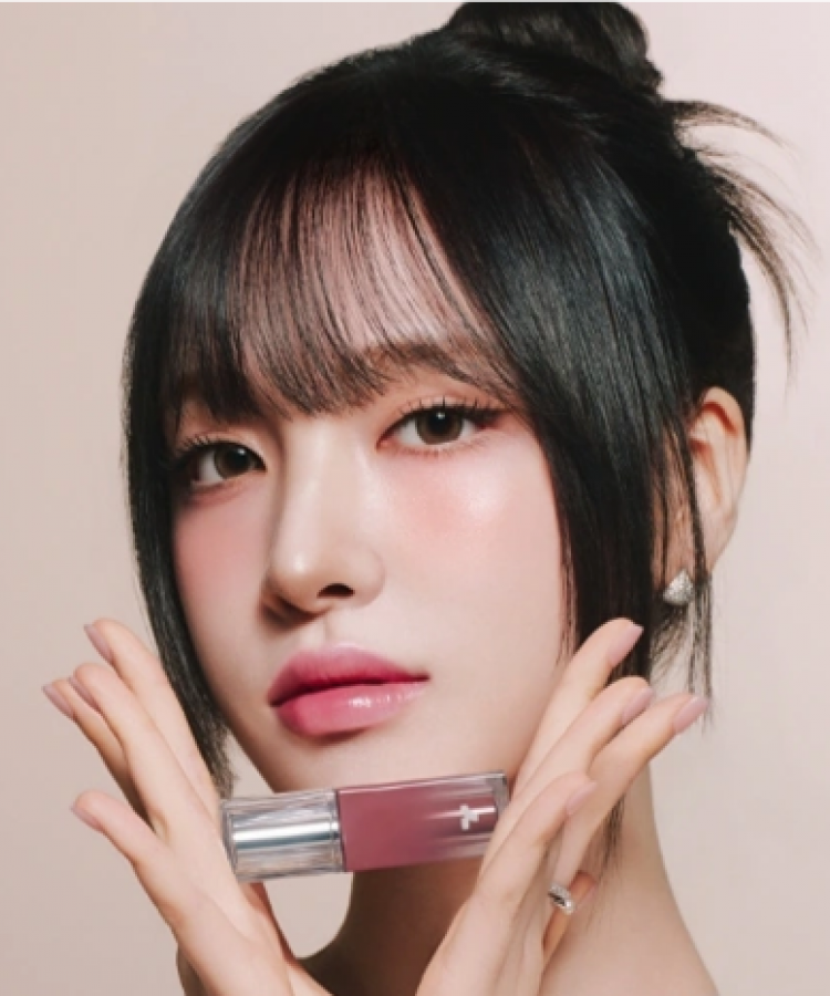 Portrait maquillage: TONY MOLY Get It Tint Waterful Syrup de la marque, lèvres rosées, produit présenté en gros plan.