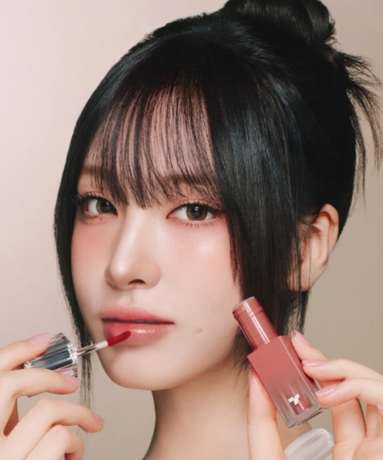 Décris l'image en français : TONY MOLY Get It Tint Waterful Syrup de la marque, maquillage lèvres, face à la caméra.