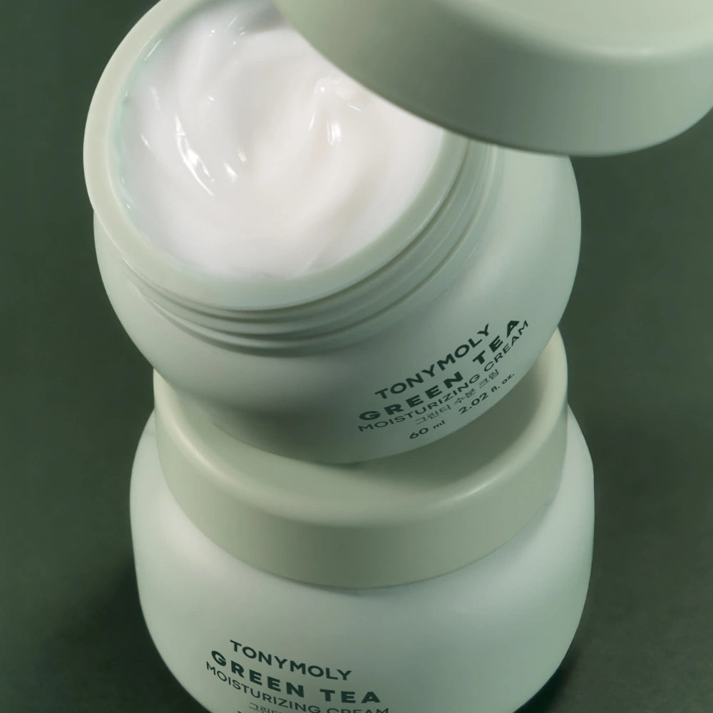 TONY MOLY Green Tea Moisture Cream 60ml, crème hydratante verte sur fond vert, pot ouvert, marque TONY MOLY en gros plan.