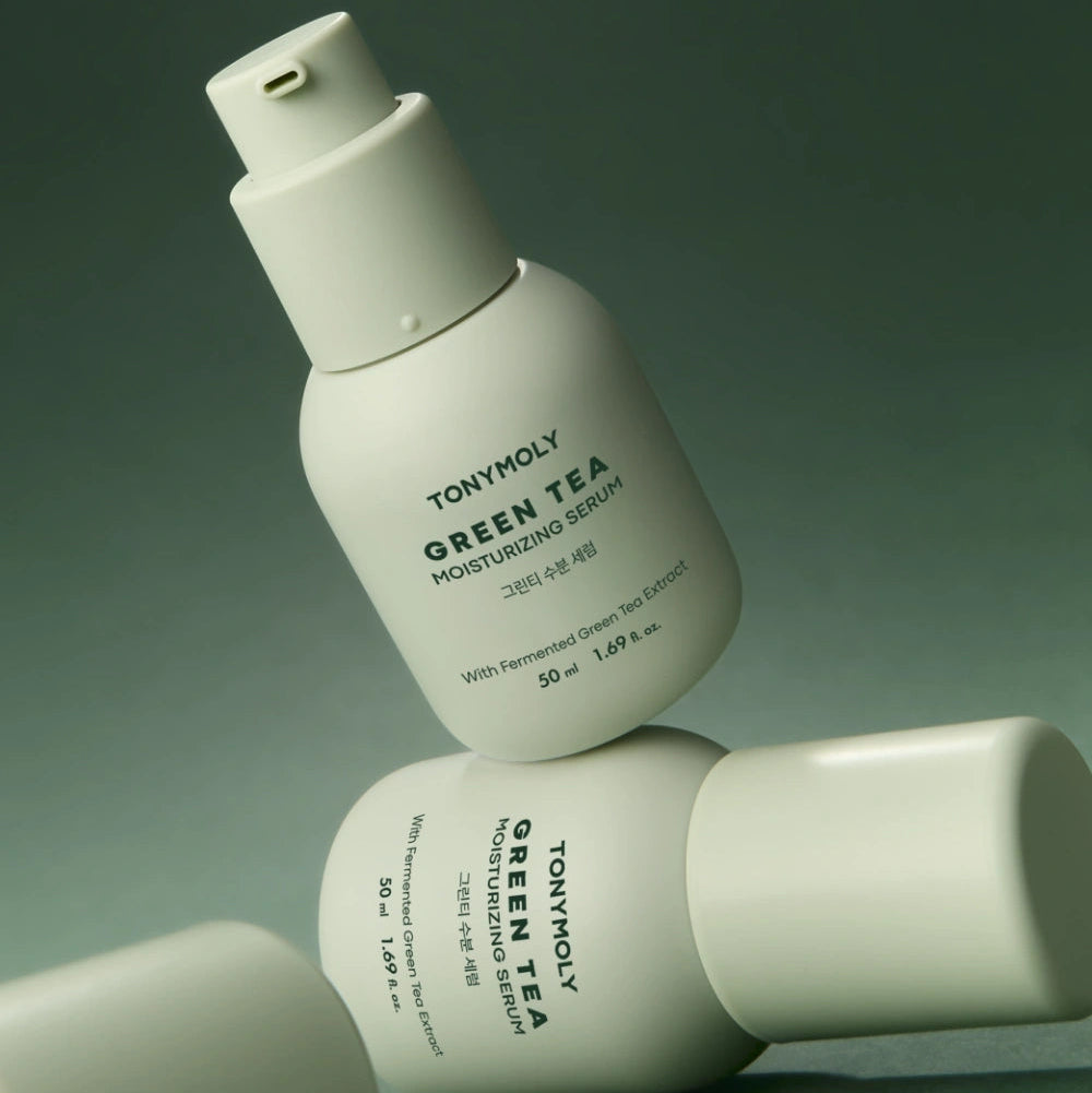 TONY MOLY Green Tea Moisture Serum 50ml, flacon crème vert sur fond vert, marque TONY MOLY en gros plan.