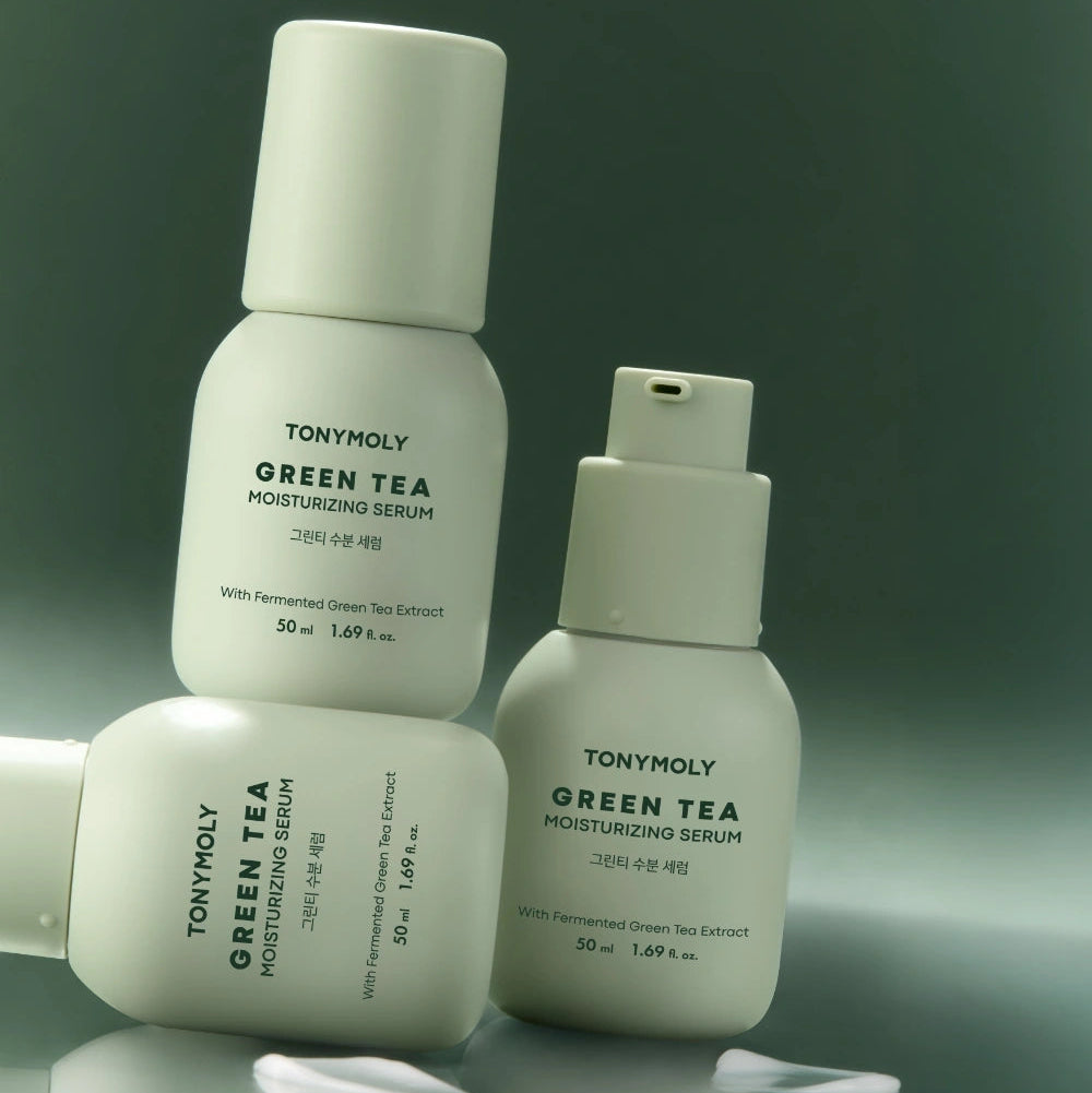 TONY MOLY Green Tea Moisture Serum 50ml, marque TONY MOLY, flacons crème sur fond vert, visuel produit