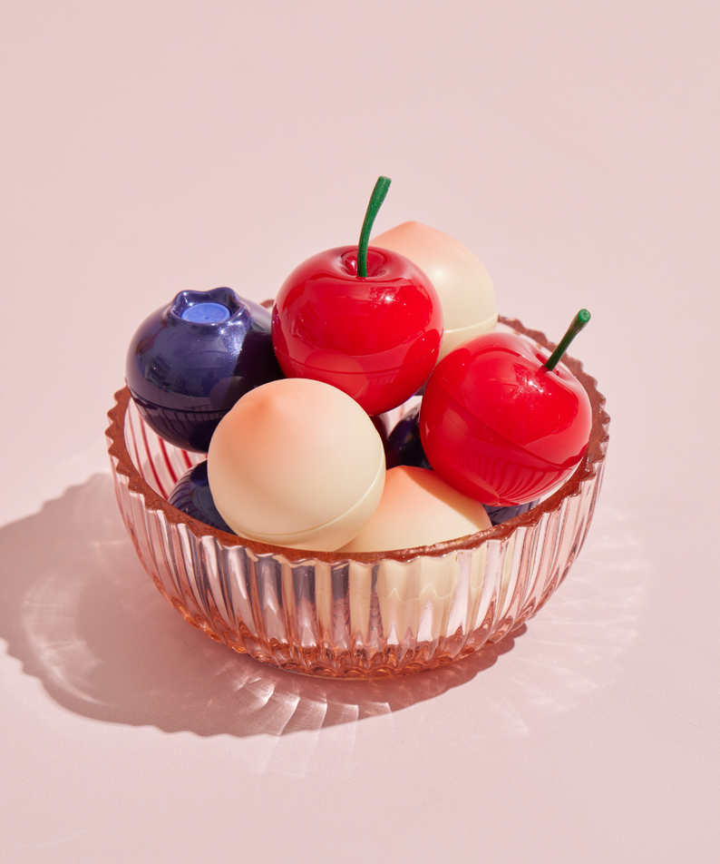 TONY MOLY MIN Fruit Lip Balm en forme de fruits colorés dans un bol, baume à lèvres hydratant et séduisant.