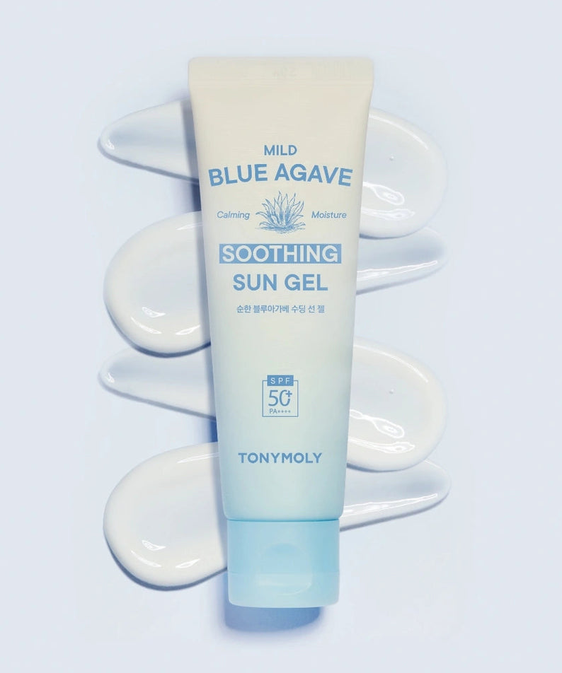 Décris l'image en français : TONY MOLY Mild Blue Agave Soothing Sun Gel, tube bleu sur fond clair avec gel en gouttes.