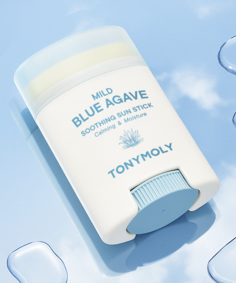 TONY MOLY Mild Blue Agave Soothing Sun Stick de la marque sur fond bleu ciel, texture apaisante et visuel produit.
