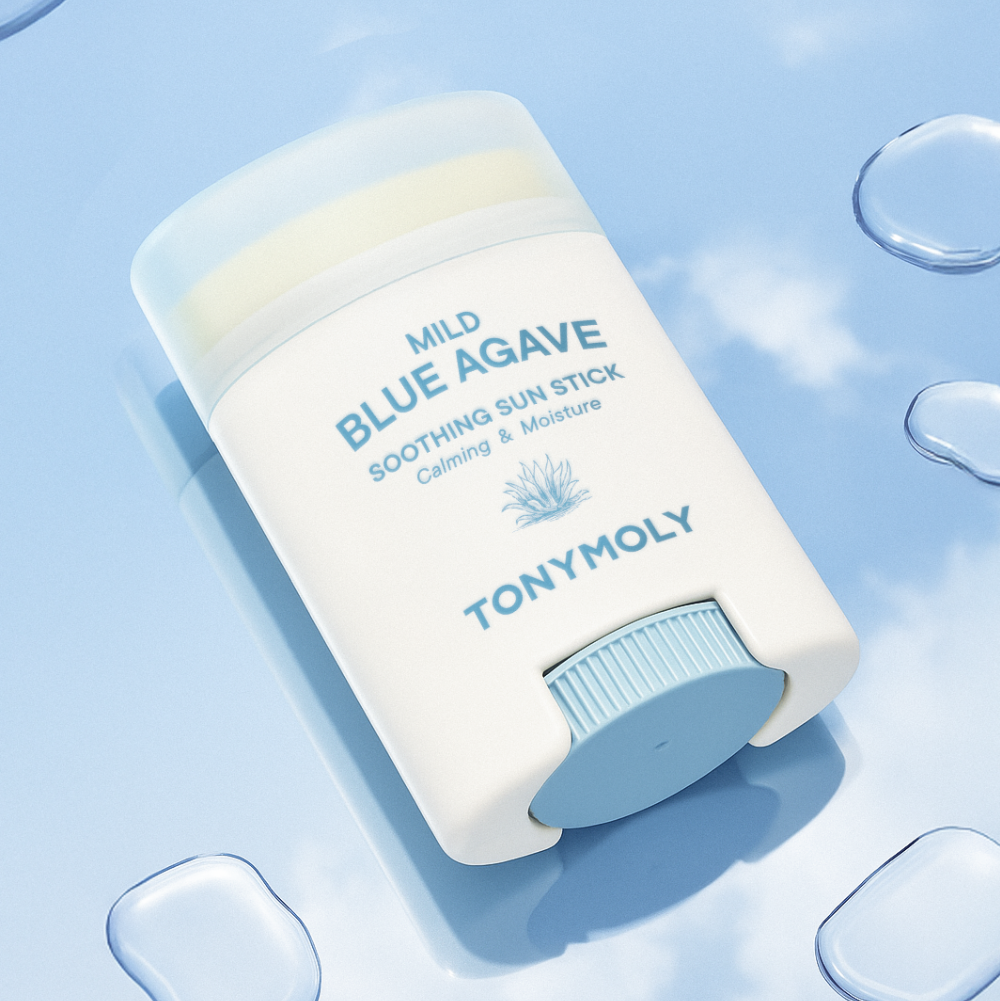 TONY MOLY Mild Blue Agave Soothing Sun Stick de la marque sur fond bleu ciel, texture apaisante et visuel produit.