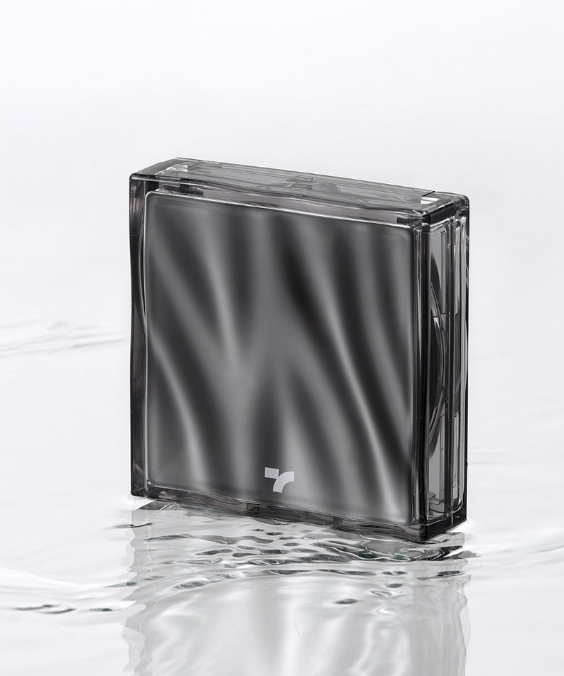 TONY MOLY Skin Tone Fixing Cover Cushion posé sur une surface réfléchissante, emballage élégant. Idéal pour corriger le teint.