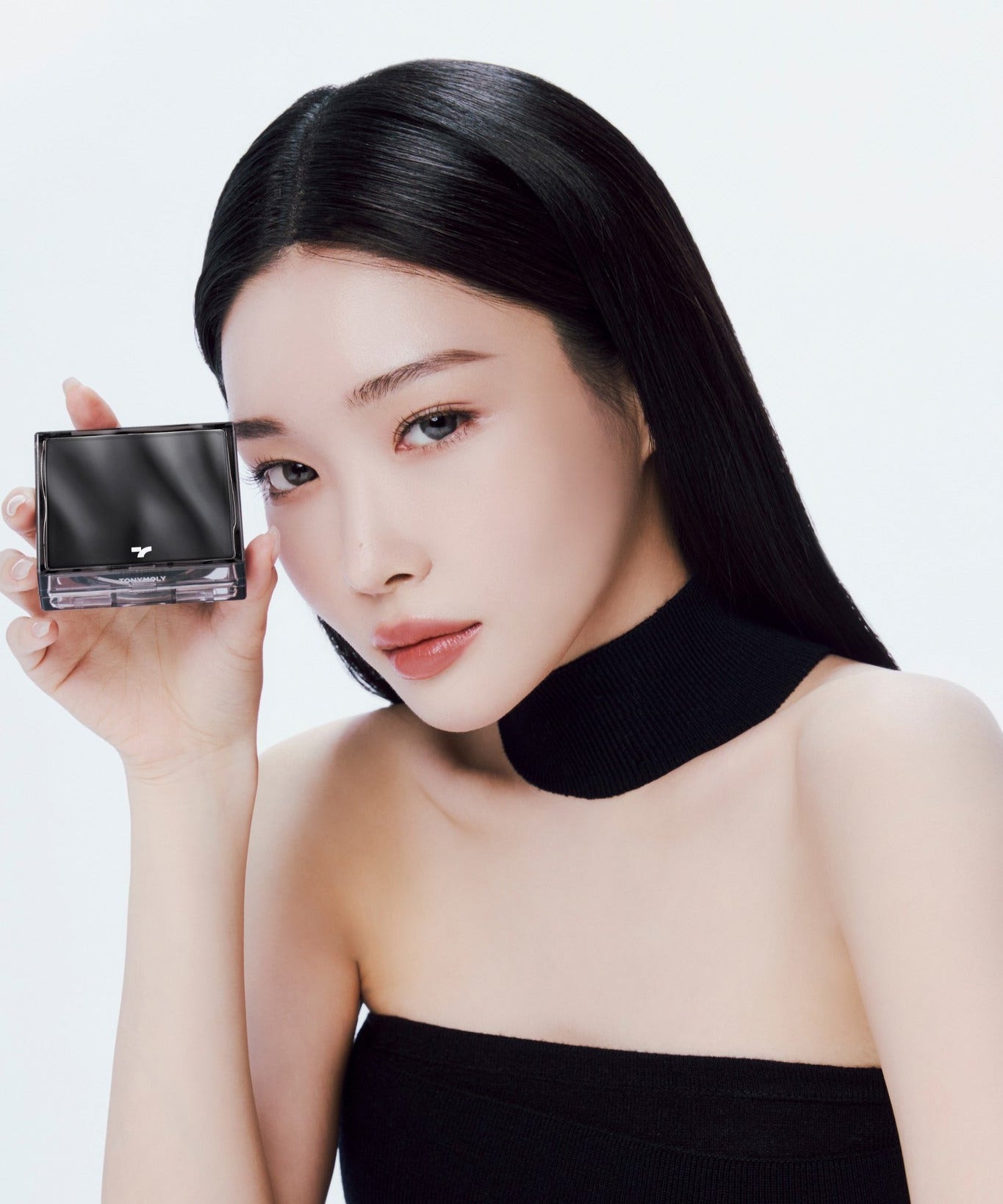 Femme tenant TONY MOLY Skin Tone Fixing Cover Cushion, maquillage parfait