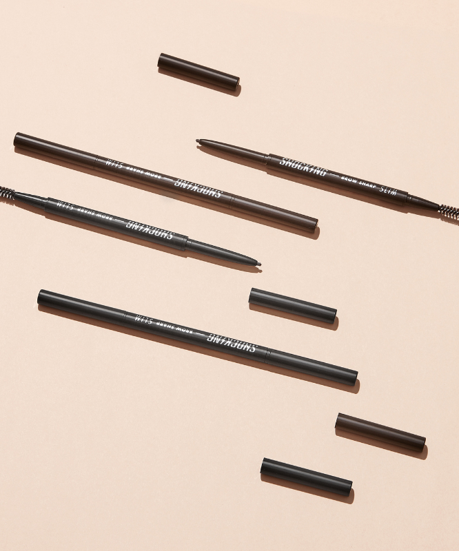 TONY MOLY The Shocking Vegan Brow Sharp Slim sur fond beige, stylo maquillage pour sourcils