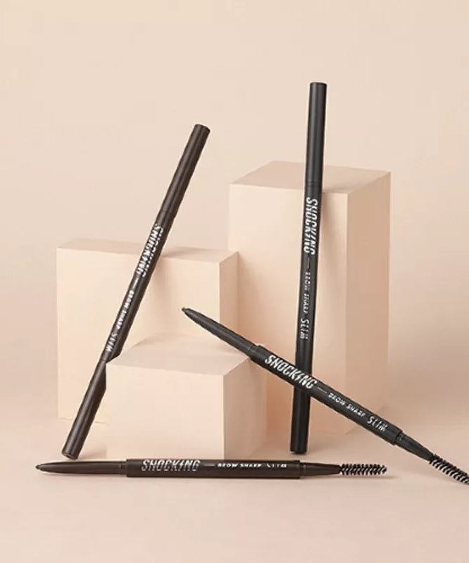 TONY MOLY The Shocking Vegan Brow Sharp Slim, crayons pour sourcils vegan sur fond neutre, mise en valeur de la finesse et précision.