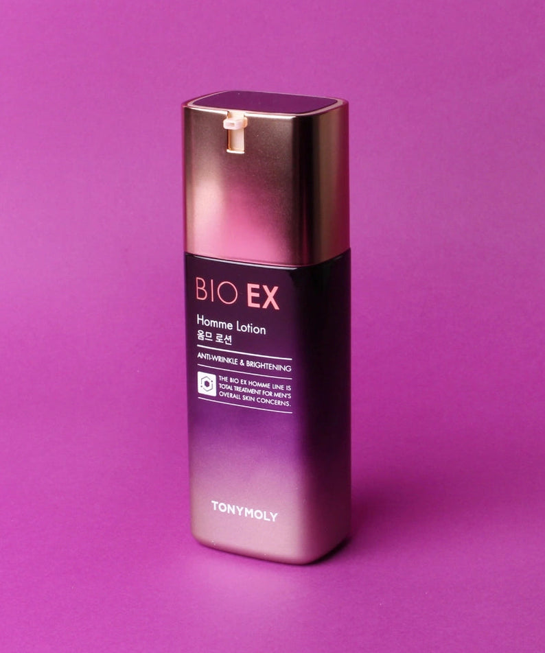 TONYMOLY Bio EX Homme Lotion 130ml, flacon violet sur fond rose, crème visage homme de la marque TONYMOLY