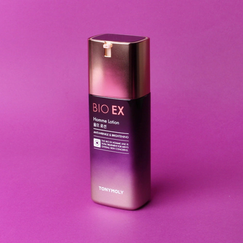 TONYMOLY Bio EX Homme Lotion 130ml, flacon violet sur fond rose, crème visage homme de la marque TONYMOLY