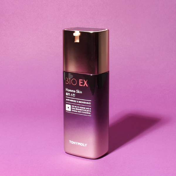 TONYMOLY Bio EX Homme Skin 130ml de TONYMOLY, flacon cosmétique sur fond rose violet en studio