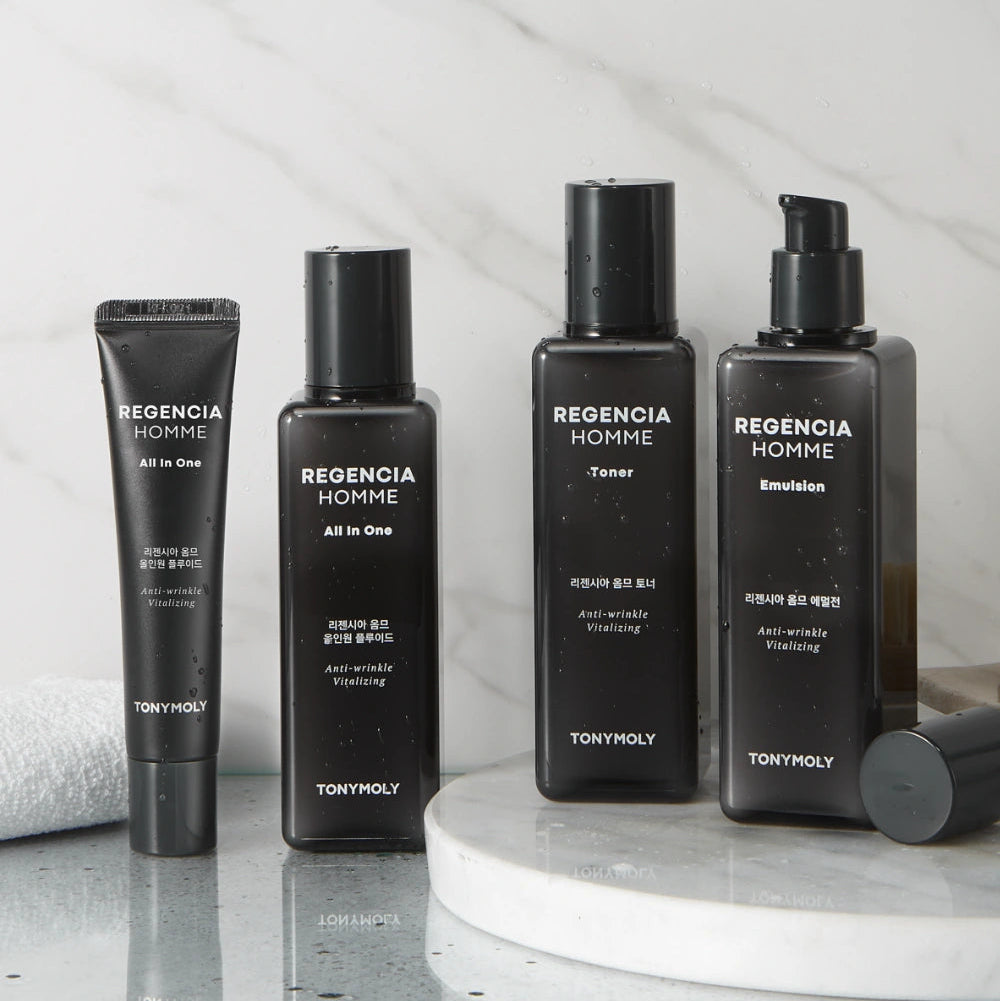 TONYMOLY Regencia Homme Emulsion 150ml de TONYMOLY, pack noir sur fond marbre, avec autres flacons Regencia Homme