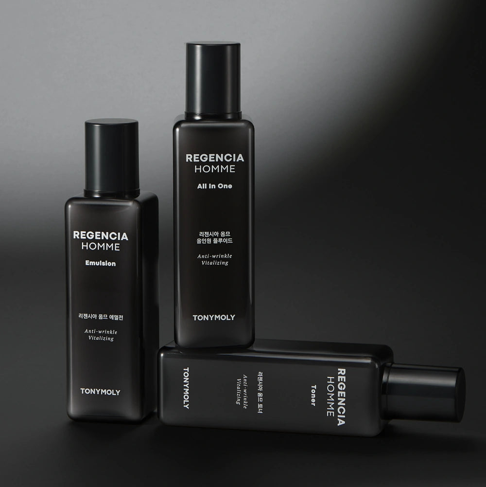 TONYMOLY Regencia Homme Toner 150ml de la marque TONYMOLY, flacon noir sur fond gris, gamme de soin homme.