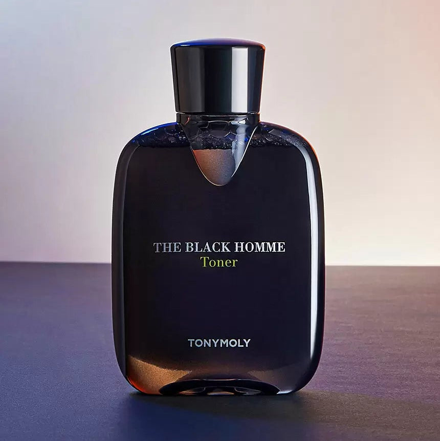 TONYMOLY The Black Homme Toner 160ml, flacon noir sur table, contexte beauté masculine, marque TONYMOLY visible.