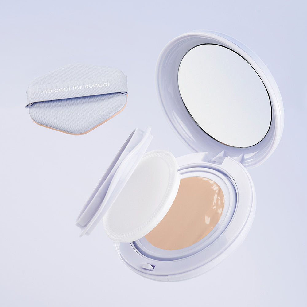 TOO COOL FOR SCHOOL Air Fit Cushion [Main Product + Refill], coussin de maquillage, boîtier ouvert sur fond bleu clair.