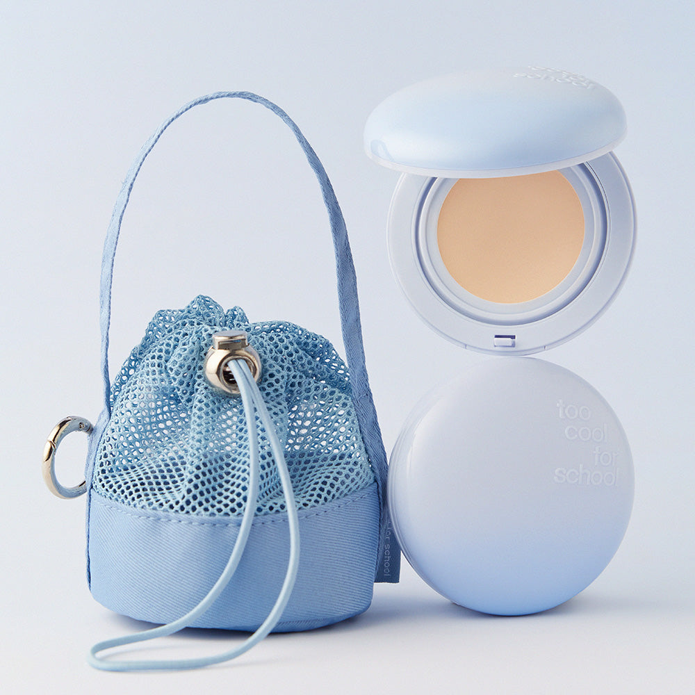 TOO COOL FOR SCHOOL Air Fit Cushion [Main Product + Refill] : coussin bleu et recharge, maquillage sur fond clair, reflet produit.