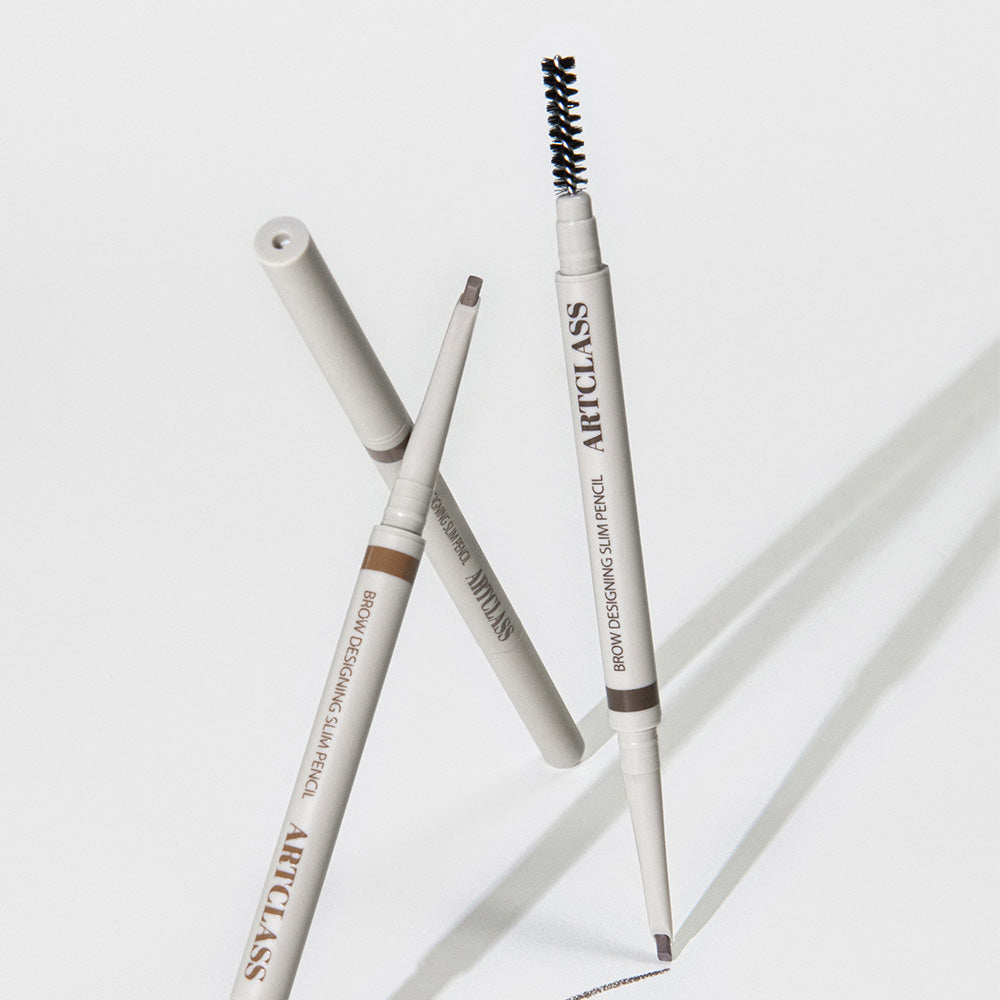 TOO COOL FOR SCHOOL Art Class Brow Designing Slim Pencil, crayons sourcils sur fond blanc en contexte cours d’art