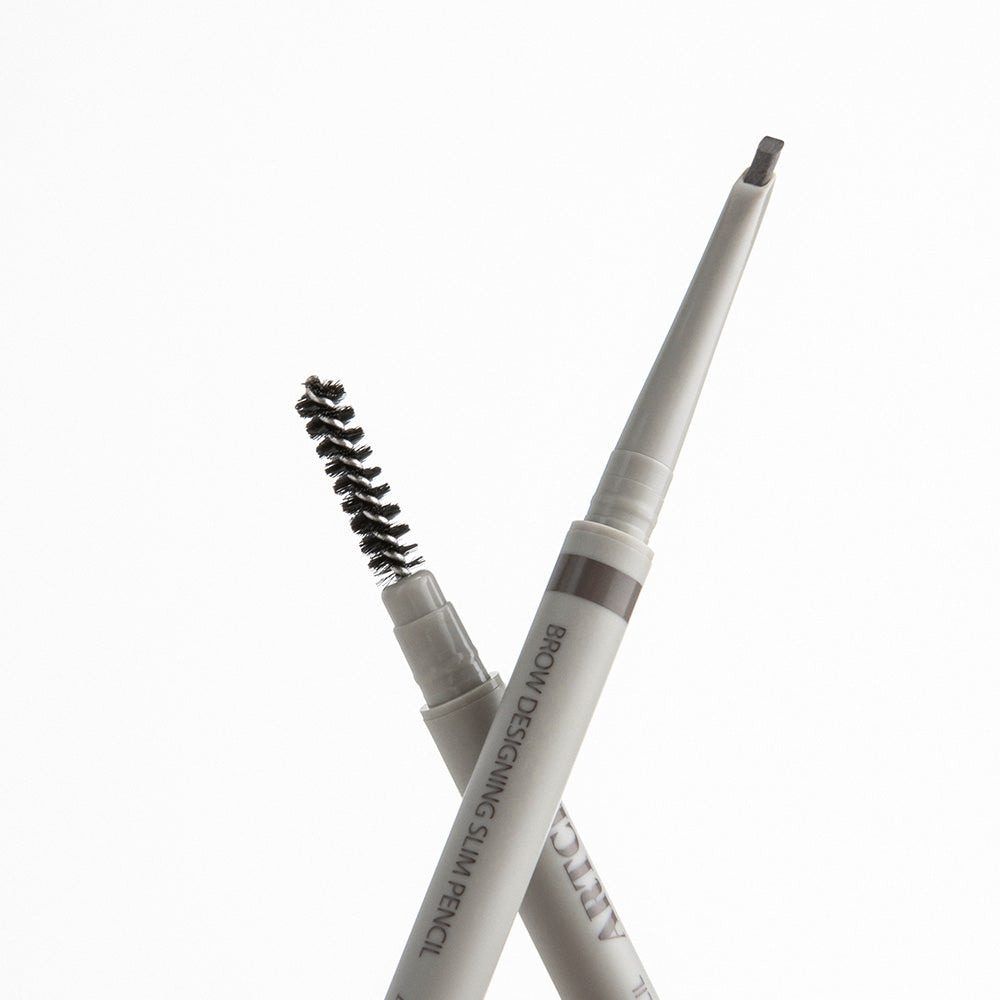TOO COOL FOR SCHOOL Art Class Brow Designing Slim Pencil, crayon sourcils slim, dans un contexte maquillage sur fond clair.