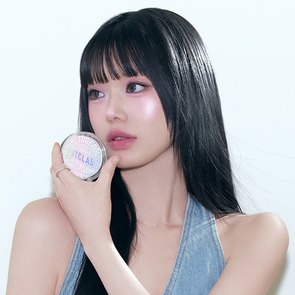 TOO COOL FOR SCHOOL Art Class By Rodin Highlighter : étui tenu par une femme, maquillage frais, fond clair, style art.