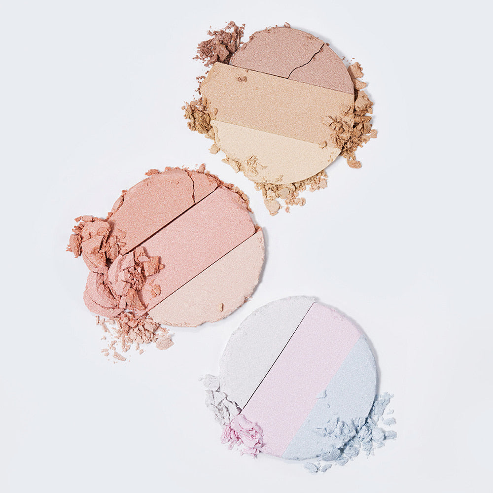 TOO COOL FOR SCHOOL Art Class By Rodin Highlighter : poudres éclaircissantes beige, rose et bleu sur fond clair.