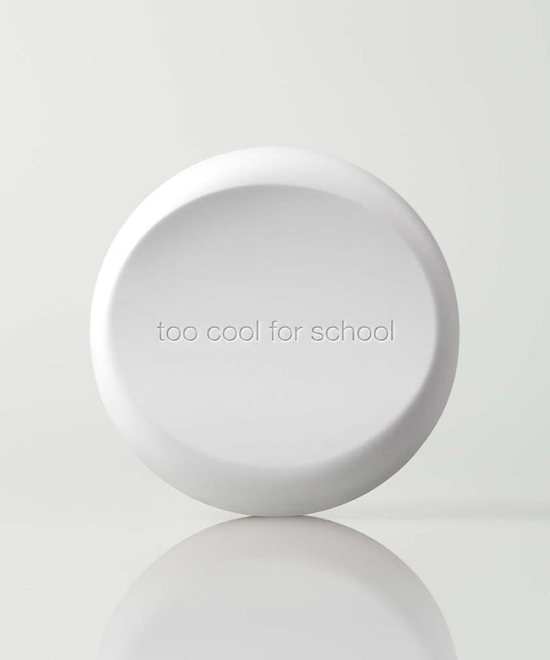 TOO COOL FOR SCHOOL Art Class Fixing Cover Cushion, cercle blanc sur fond clair, produit cosmétique maquillage.