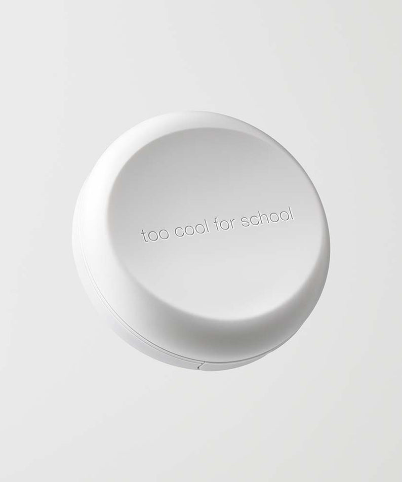 TOO COOL FOR SCHOOL Art Class Fixing Cover Cushion, capuchon de produit blanc sur fond uni, branding visible.