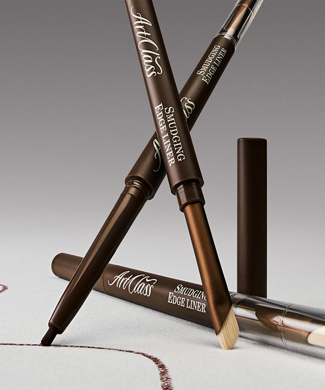 Décris l'image en français en mentionnant le produit, la marque et le contexte visuel : TOO COOL FOR SCHOOL Art Class Smudging Edge Liner