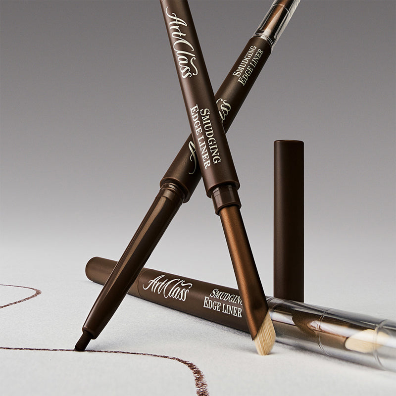 Décris l'image en français en mentionnant le produit, la marque et le contexte visuel : TOO COOL FOR SCHOOL Art Class Smudging Edge Liner