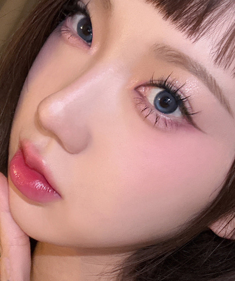 TOO COOL FOR SCHOOL Art Class Smudging Team Liner : maquillage yeux floutés sur visage, ambiance art classe.