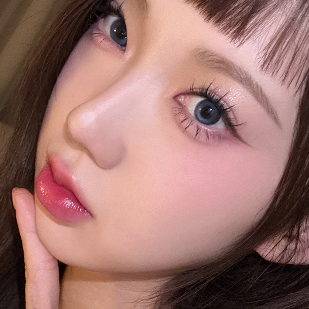 TOO COOL FOR SCHOOL Art Class Smudging Team Liner : maquillage yeux floutés sur visage, ambiance art classe.