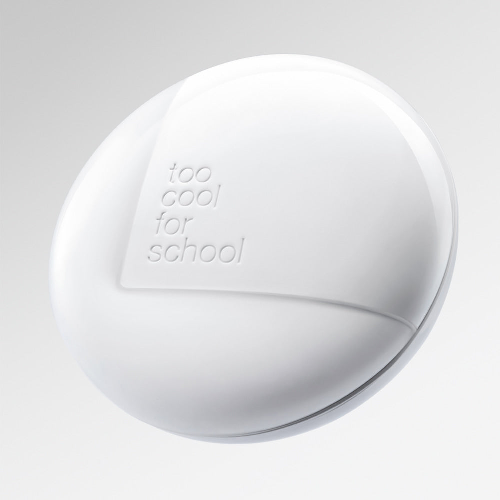 TOO COOL FOR SCHOOL Fixing Cover Fit Cushion [Product + Refill] : coussin compact blanc sur fond clair, vue rapprochée.
