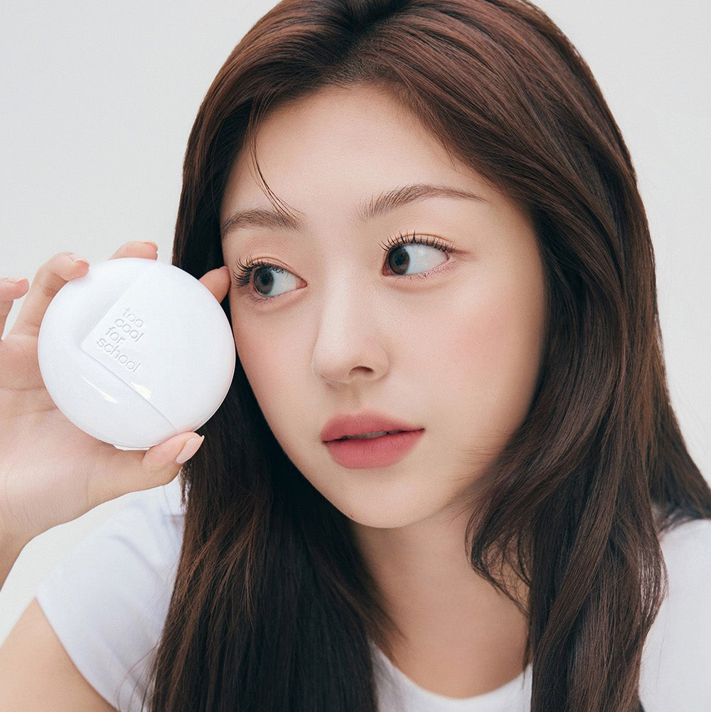 TOO COOL FOR SCHOOL Fixing Cover Fit Cushion [Product + Refill], jeune femme montre le cushion compact blanc, maquillage naturel